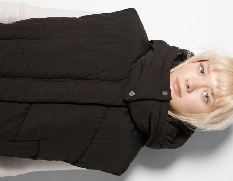 Bershka Oversize Puffer With Hood Gilet Dames Zwart | o2sYTk0yxfk